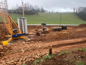 Erdarbeiten für Biogasanlage: Aushub der Baugruben für Fermenter und Nachfermenter, Kran und Bagger im Einsatz.