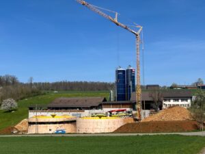 Bau einer modernen Biogasanlage mit Fermentern, Silos und Kran – Agrigas realisiert nachhaltige Biogasprojekte in der Schweiz.