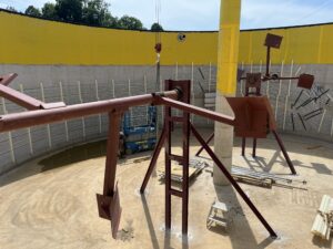 Innenansicht einer im Bau befindlichen Biogasanlage mit Rührwerken und Einbauten – Agrigas plant und realisiert moderne Biogasprojekte in der Schweiz.