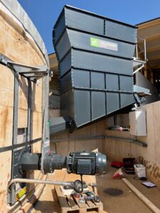 Technische Anlage einer Biogasanlage mit Vielfrass-Einfüllsystem und Motor – Agrigas baut effiziente Biogaslösungen für nachhaltige Energie.