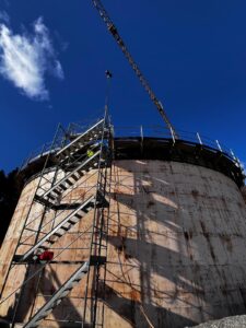 Bau eines Fermenters für eine moderne Biogasanlage mit Gerüst und Kran