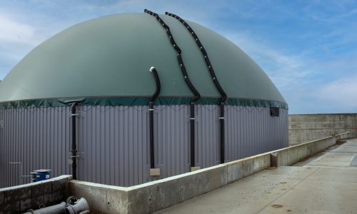 Gasspeicher aus Doppelmembran für die sichere und effiziente Lagerung von Biogas in einer modernen Biogasanlage.