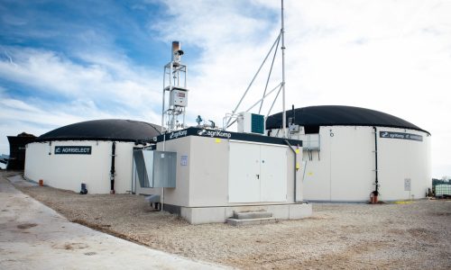 Individuell geplante Biogasanlage mit modernen Fermentern und technischer Ausstattung für eine nachhaltige Energieerzeugung.