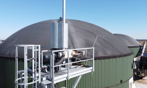 Moderne Separationsanlage auf einer Biogasanlage zur effizienten Trennung fester und flüssiger Bestandteile im Gärprozess.