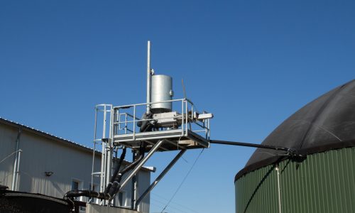 Moderne Separationstechnik auf einer Biogasanlage zur effizienten Trennung von Fest- und Flüssigstoffen für eine optimierte Biogasproduktion.