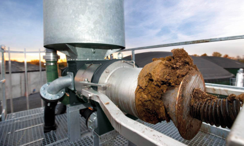 Effiziente Separationstechnik zur Trennung fester und flüssiger Bestandteile in einer Biogasanlage für eine nachhaltige Ressourcennutzung.